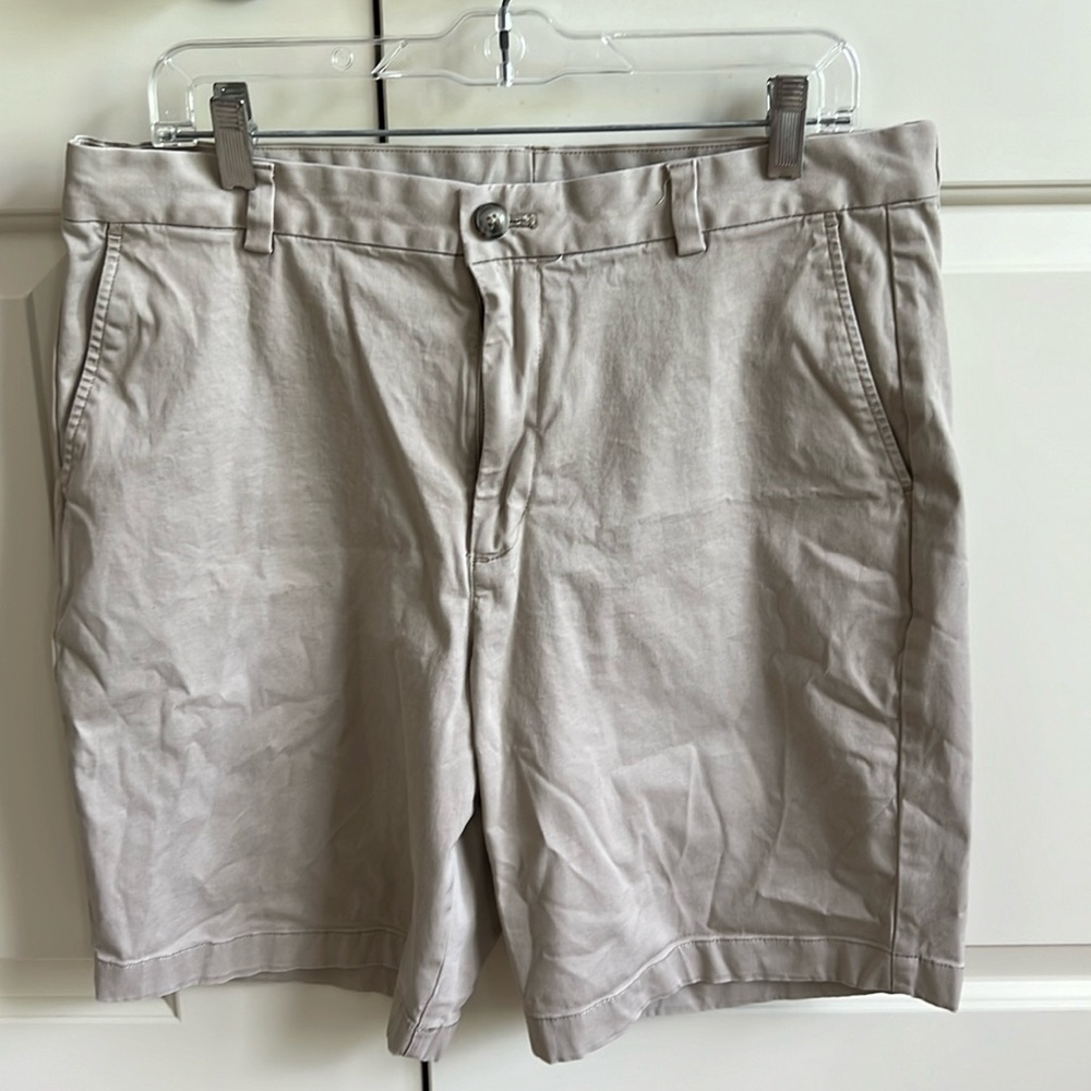 Vineyard Vines Men’s Khaki Shorts, size 33